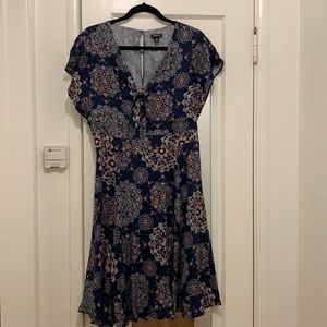 TORRID Size 00 Blue/ Printed Knot Tie V-neck With Short Bell Sleeves.